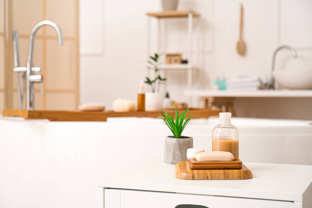 Mydło, produkty roślinne i kosmetyczne na stole w łazience - Zdjęcie, obraz