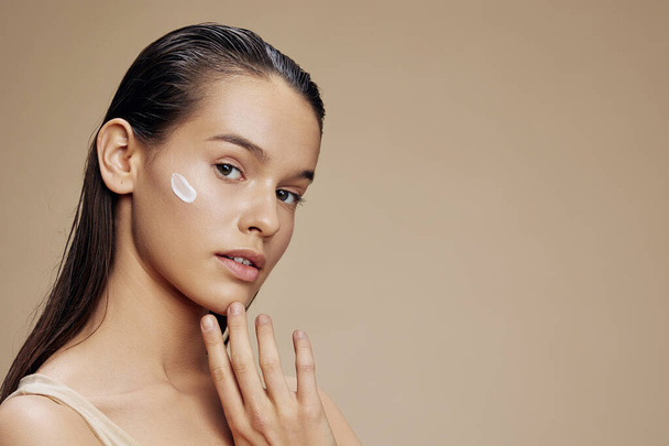 Nuori nainen kasvot naamio kerma puhdas iho kasvojen kuorinta Nuoriso ja ihonhoito Concept - Valokuva, kuva