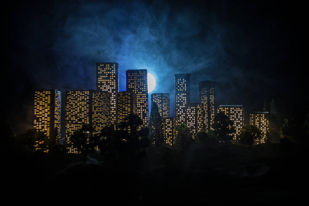 Мультфильм стиле городских зданий. Реалистичные городские миниатюры со светом. Предыстория. Декоративный город. Селективный фокус - Фото, изображение