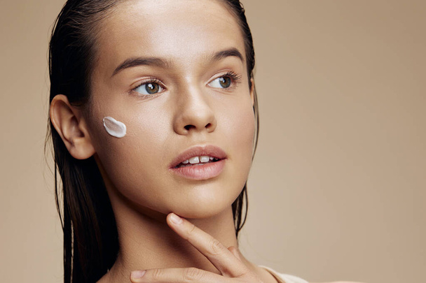 brünette Anwendung einer beruhigenden Gesichtsmaske kosmetisches Jugend- und Hautpflegekonzept - Foto, Bild