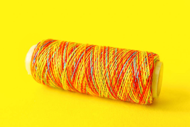 Regenbogen Nähgarnspule auf farbigem Hintergrund - Foto, Bild