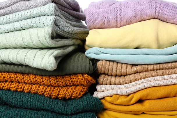 Vista de cerca de diferentes suéteres de punto - Foto, Imagen