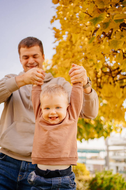 dad swings and plays with his son. games and walks with children.  - Φωτογραφία, εικόνα