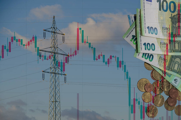 egyetlen villamosenergia-oszlop sok 100 eurós bankjegyekkel és érmékkel, valamint a piac diagramja a villamosenergia-árak emelkedéséről - Fotó, kép