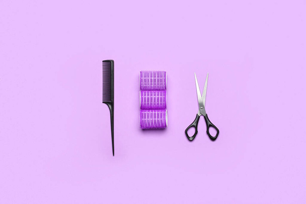 Enroladores de cabelo, escova e tesoura sobre fundo de cor - Foto, Imagem