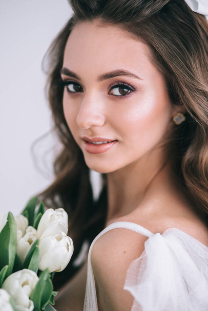 Beauty close-up portrait of young bride with luxury make-up and hairstyle in studio. - Fotografie, Obrázek