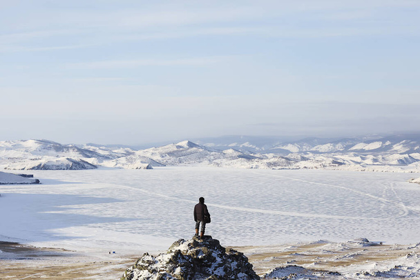 1人の冬の山風景旅行ハイキング - 写真・画像