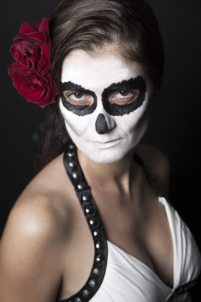 Mulher com maquiagem de la Santa Muerte com rosas vermelhas na frente de
  - Foto, Imagem