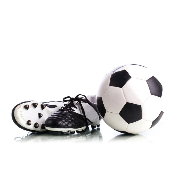 μπάλα ποδοσφαίρου και παπούτσια ποδοσφαίρου - Φωτογραφία, εικόνα