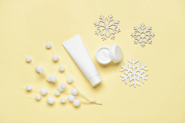 Cosmetische producten en sneeuwvlokken op achtergrond van kleur - Foto, afbeelding