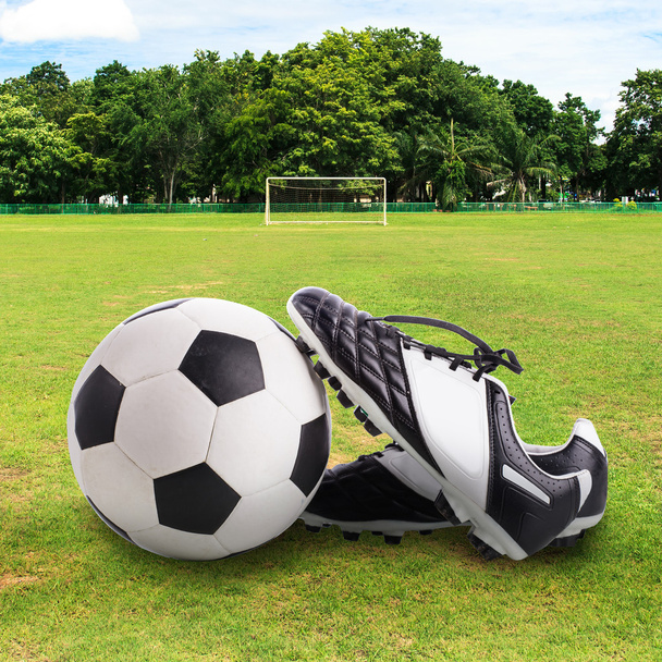 μπάλα ποδοσφαίρου και παπούτσια ποδοσφαίρου - Φωτογραφία, εικόνα