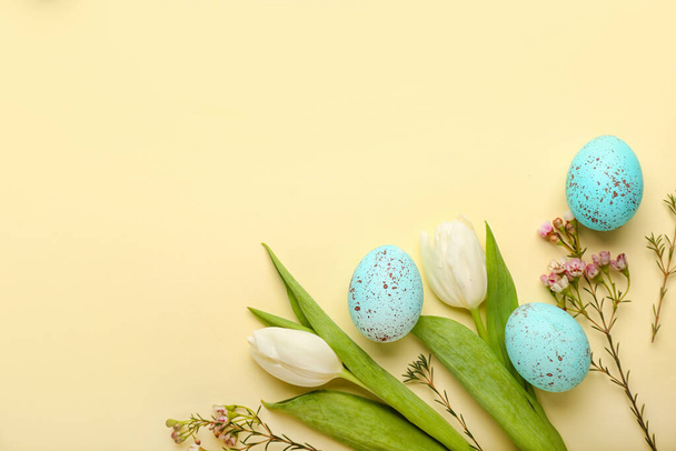 Σύνθεση με όμορφα πασχαλινά αυγά και ανοιξιάτικα λουλούδια στο φόντο - Φωτογραφία, εικόνα