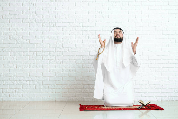 Uomo musulmano che prega a casa - Foto, immagini