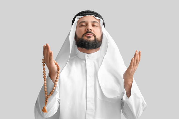 Homem muçulmano orando em fundo claro - Foto, Imagem