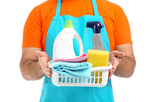 Hombre con suministros de limpieza aislado en blanco, primer plano - Foto, imagen