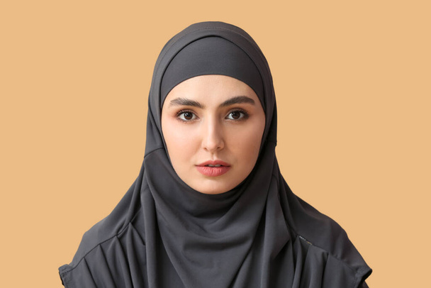 Piękna muzułmańska kobieta na tle koloru - Zdjęcie, obraz