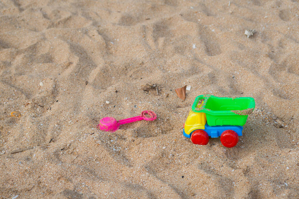 Kolorowy samochód zabawki na tle plaży piaskowej - Zdjęcie, obraz