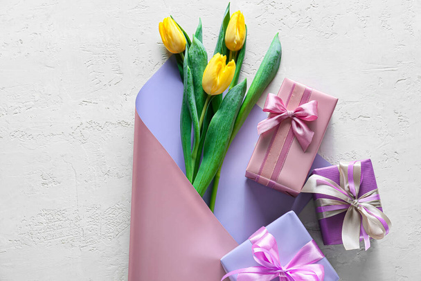 Krásné tulipány květiny a dárkové krabice pro Mezinárodní den žen na světlém pozadí - Fotografie, Obrázek