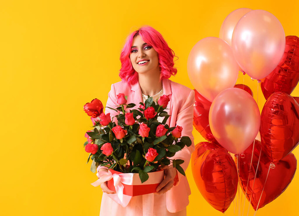 Mulher elegante com cabelo brilhante, buquê de flores e balões de ar no fundo de cor. Celebração do Dia dos Namorados - Foto, Imagem