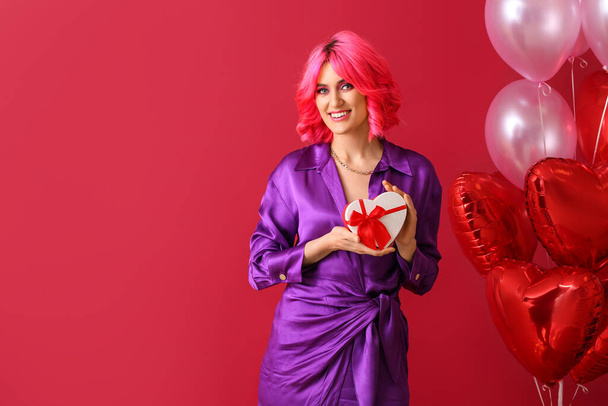 Parlak saçlı, hediyeli ve renkli balonları olan şık bir kadın. Sevgililer Günü kutlaması - Fotoğraf, Görsel