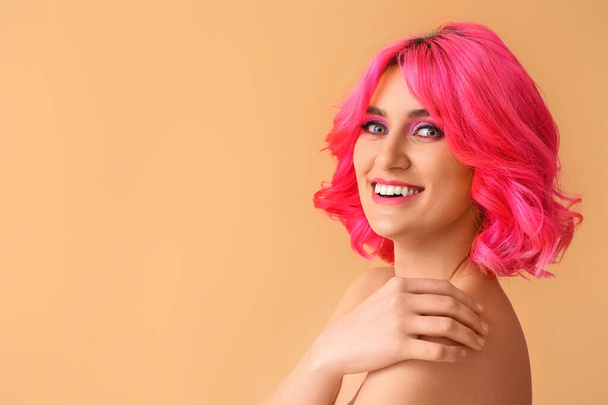 Mujer elegante con pelo brillante sobre fondo de color - Foto, imagen