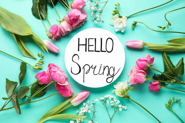Kompozice s textem HELLO SPRING a krásné květy na tyrkysovém pozadí - Fotografie, Obrázek