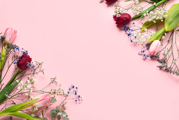 Σύνθεση με όμορφα λουλούδια σε ροζ φόντο - Φωτογραφία, εικόνα