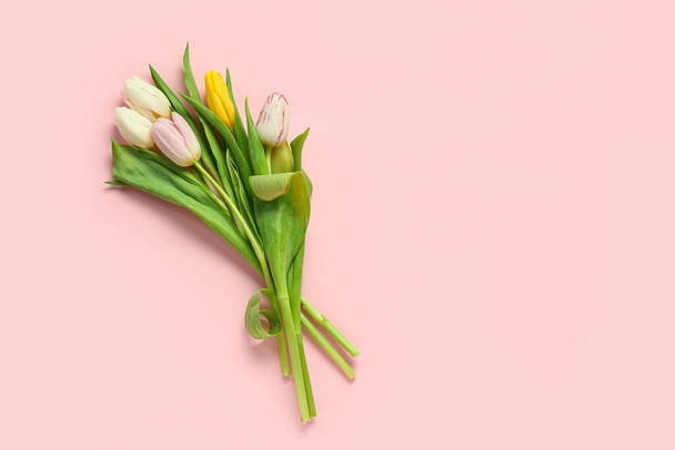 belas flores de tulipa no fundo rosa
 - Foto, Imagem