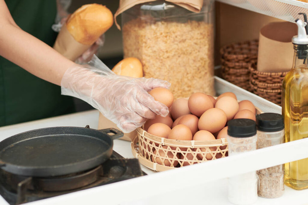Mani che prendono uova di pollo - Foto, immagini