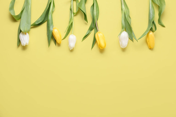 Hermosos tulipanes sobre fondo amarillo
 - Foto, imagen