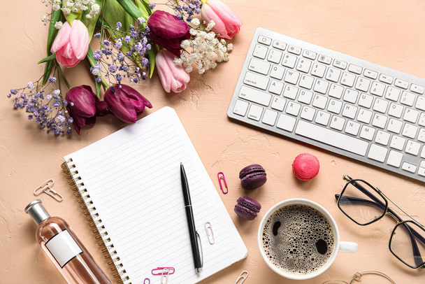 Composición con teclado, taza de café, accesorios femeninos y hermosas flores sobre fondo de color - Foto, Imagen