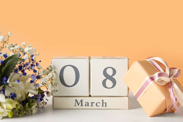 Kostka kalendář s datem 8. března, dárková krabička a kytice květin pro Mezinárodní den žen oslavy na barevném pozadí - Fotografie, Obrázek