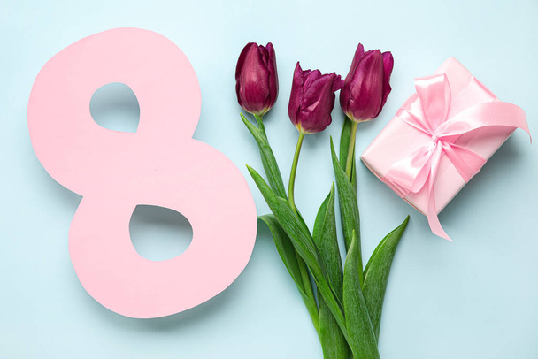 国際女性デーのお祝いのためのグリーティングカード紙番号8 、ギフトボックスと色の背景に花の花束 - 写真・画像