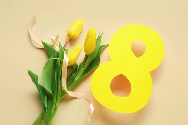 Biglietto di auguri per la celebrazione della Giornata internazionale della donna con carta numero 8, nastro e bellissimi tulipani sullo sfondo a colori - Foto, immagini