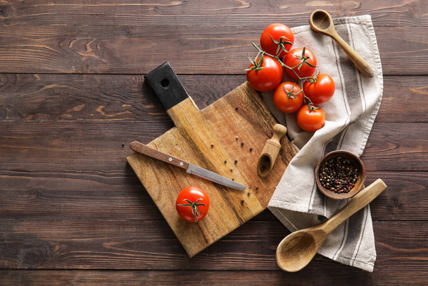 Κοπή του σκάφους, μαχαίρι, πιπέρι και ντομάτες σε ξύλινο φόντο - Φωτογραφία, εικόνα