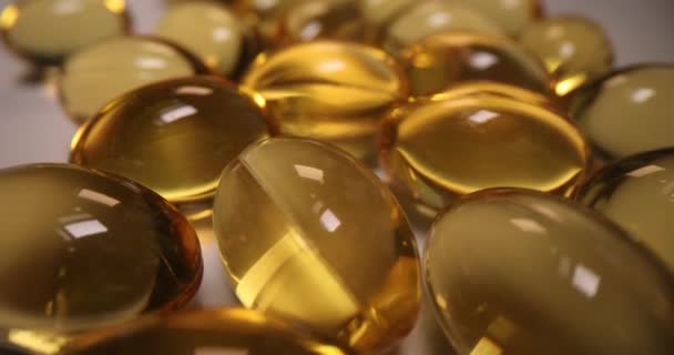 Transparentní tobolky s omega 3 mastnými kyselinami detailní - Záběry, video