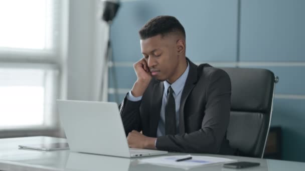 Afrikai üzletember szundikál, miközben ül az irodában laptoppal - Felvétel, videó
