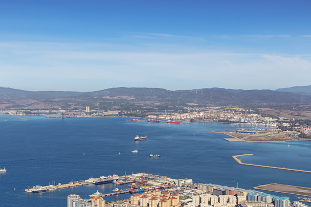 Arkasında Puente Mayorga 'nın olduğu Gibraltar Körfezi. - Fotoğraf, Görsel