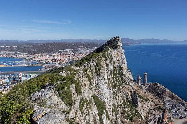 La cumbre del peñón de Gibraltar con La Linea de la Concepción al fondo - Foto, imagen