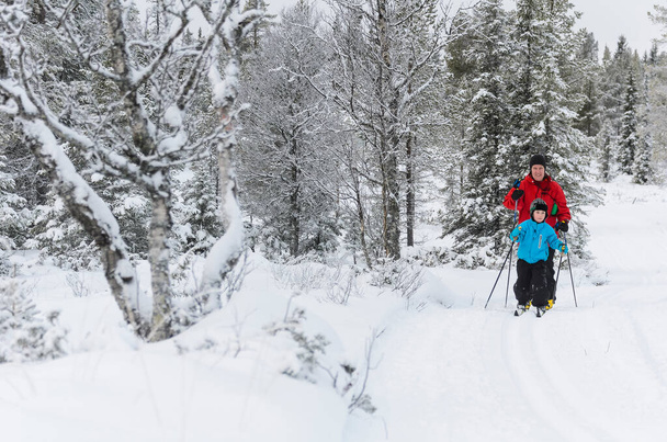 Jeune skieuse de fond devant sa mère - Photo, image