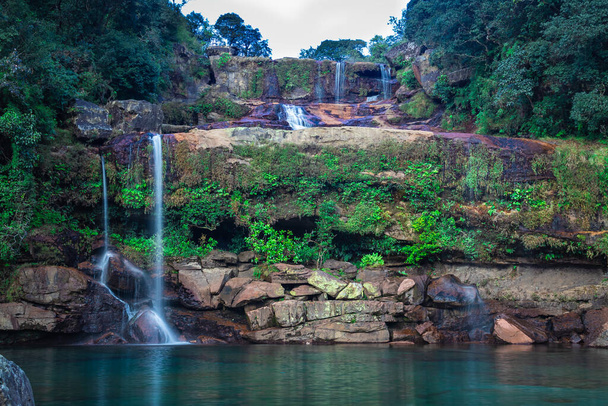 природный водопад четкий вид с водяного потока, падающего с горы в зеленых лесах на утреннем изображении взята на лингксиарском водопаде cherrapunjee Мегалайя Индия. - Фото, изображение