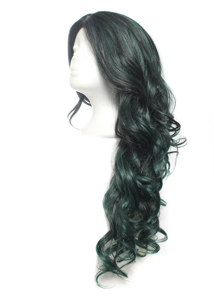 Черный и зеленый парик на голове манекена с белым фоном - Фото, изображение