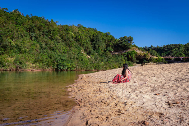 menina relaxante na praia de areia pela manhã com floresta tropical verde e céu azul pela manhã - Foto, Imagem