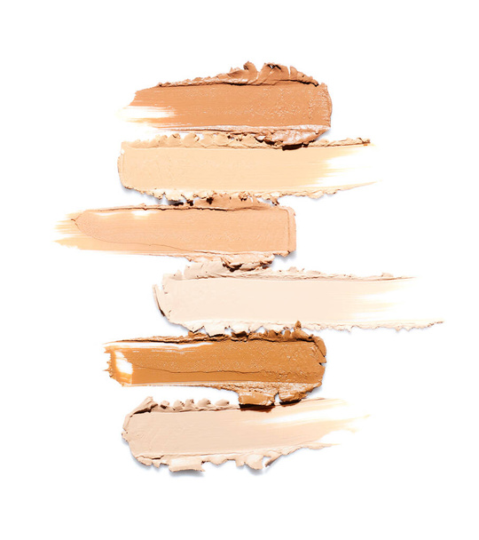 Crema maquillaje fundación muestras diferentes colores aislados sobre fondo blanco - Foto, imagen