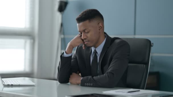 Empresário Africano perturbado se sentando preocupado enquanto sentado no escritório - Filmagem, Vídeo