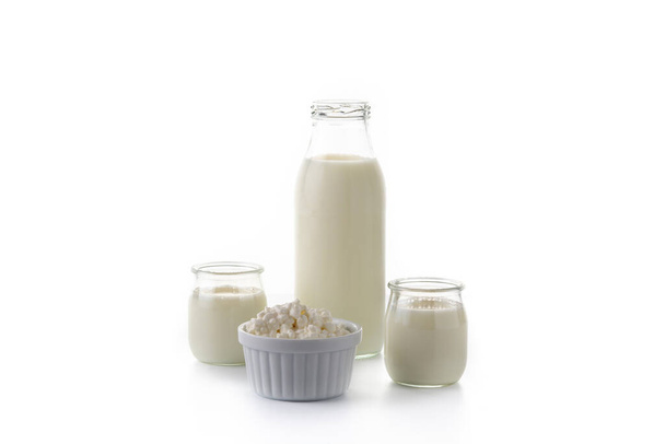 Napój kefir mleka izolowane na białym tle. Płynny i sfermentowany produkt mleczny izolowany na białym tle - Zdjęcie, obraz