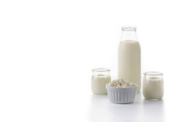Γάλα κεφίρ ποτό απομονώνονται σε λευκό φόντο. Υγρό και ζυμωμένο προϊόν γάλακτος που απομονώνεται σε λευκό φόντο - Φωτογραφία, εικόνα