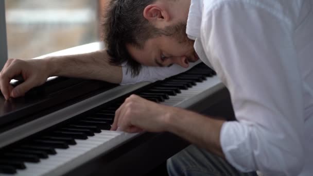 El compositor pianista, a quien la musa dejó en depresión, toca el piano - Imágenes, Vídeo