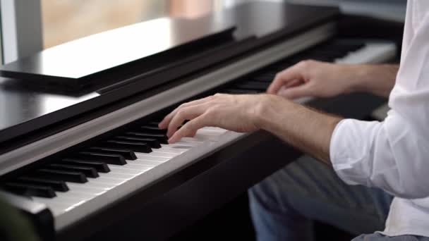 Yetişkinler için piyano derslerinde bir piyanist piyanoda bir melodi çalar.. - Video, Çekim
