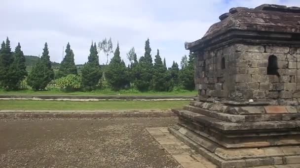 Vacances avec l'Indonésie merveilleuse, Temple Semar à Dieng Temple objet touristique complexe, qui a été fondée par la dynastie Sanjaya au 8ème siècle après JC à Dieng, Indonésie - Séquence, vidéo